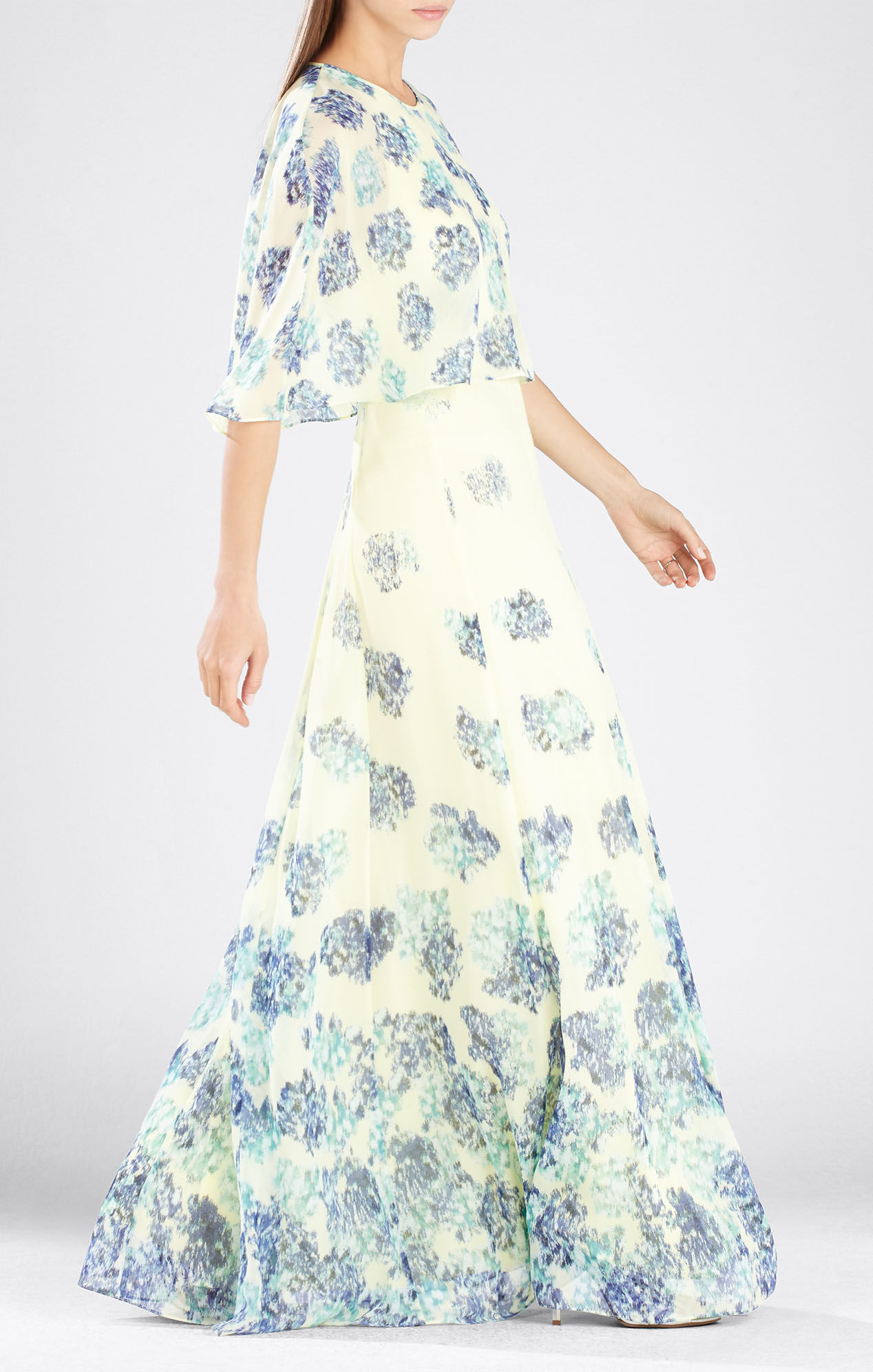 Vestido en gasa estampada con capita