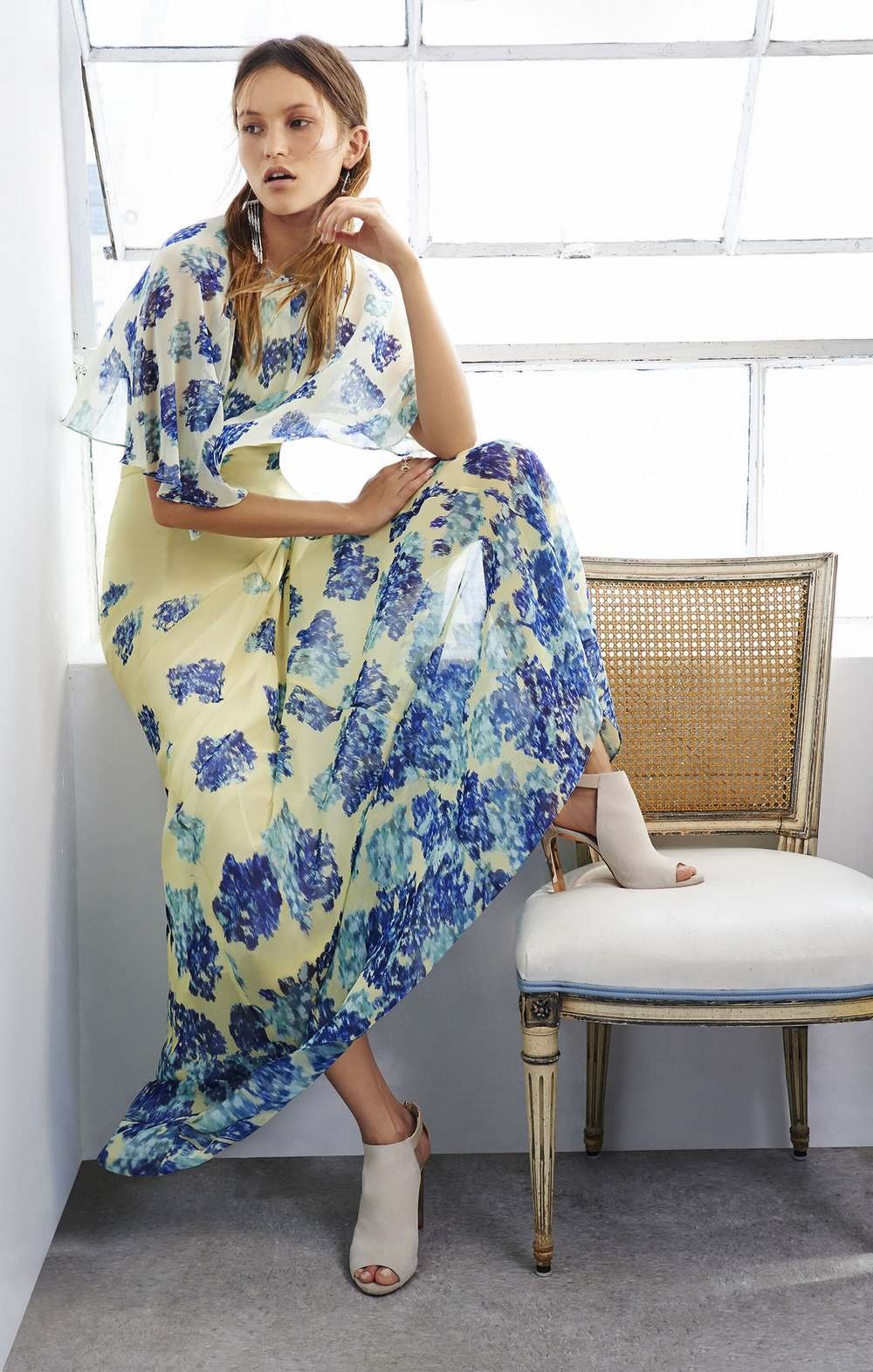 Vestido en gasa estampada con capita