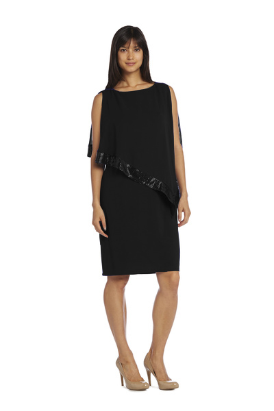 Vestido corto con capa