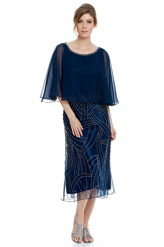 Vestido bordado con capa