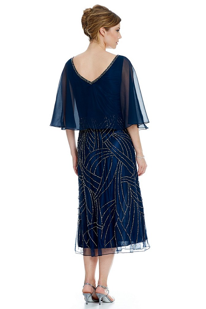 Vestido bordado con capa