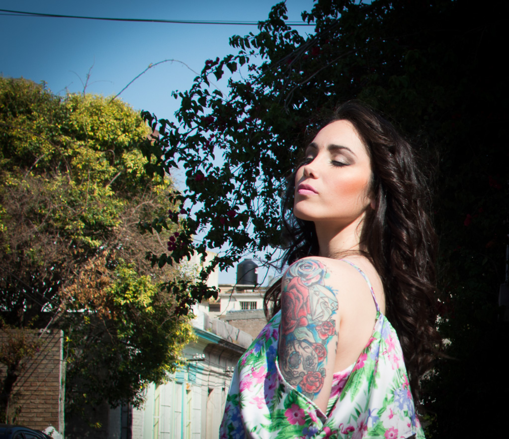 Vestido floreado con mangas caídas