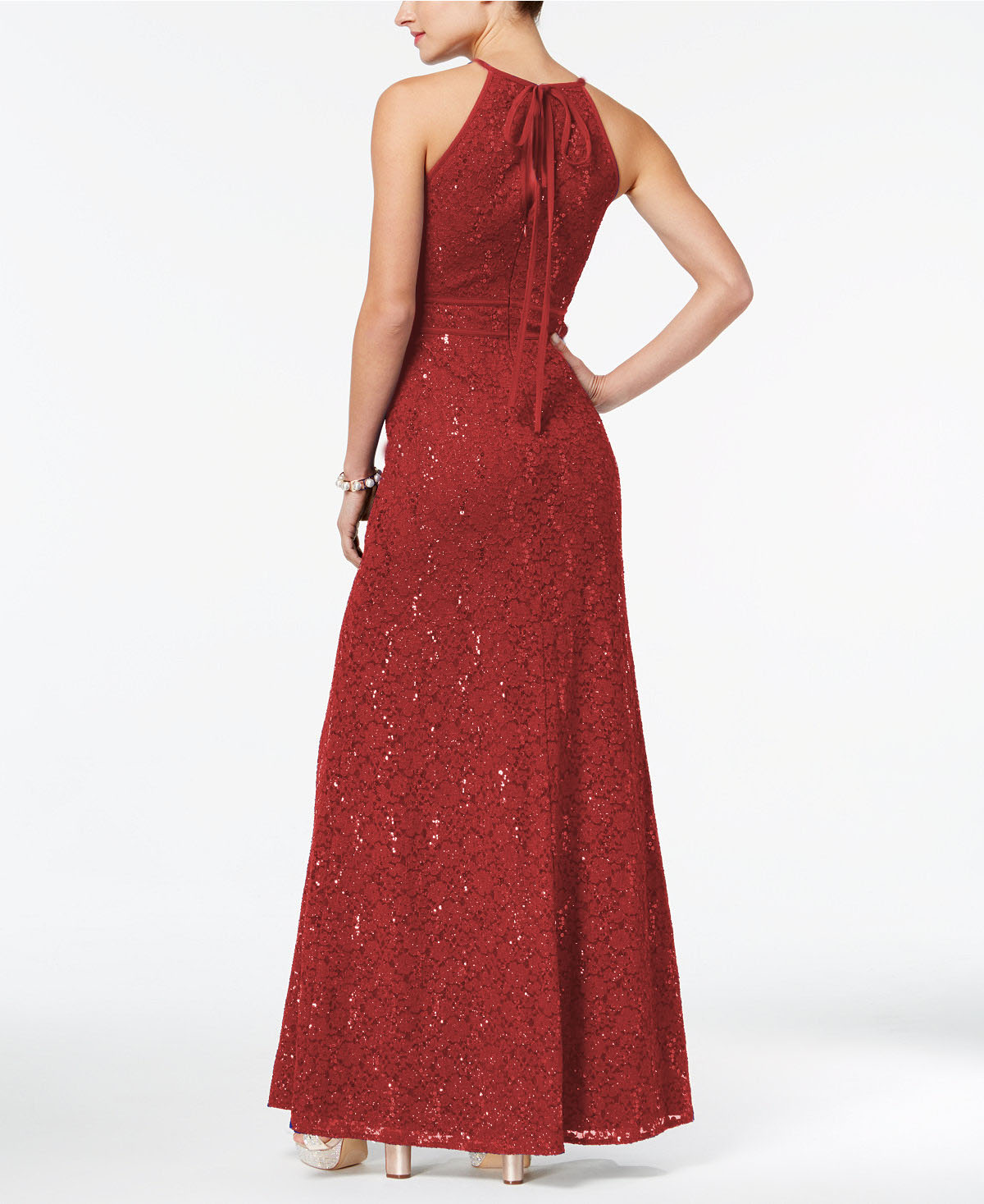 Vestido en encaje rojo con tajo