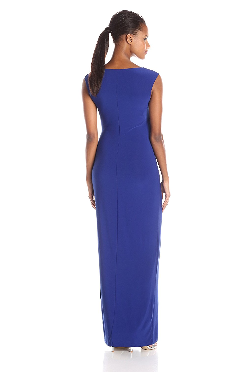 Vestido con prendedor en cintura