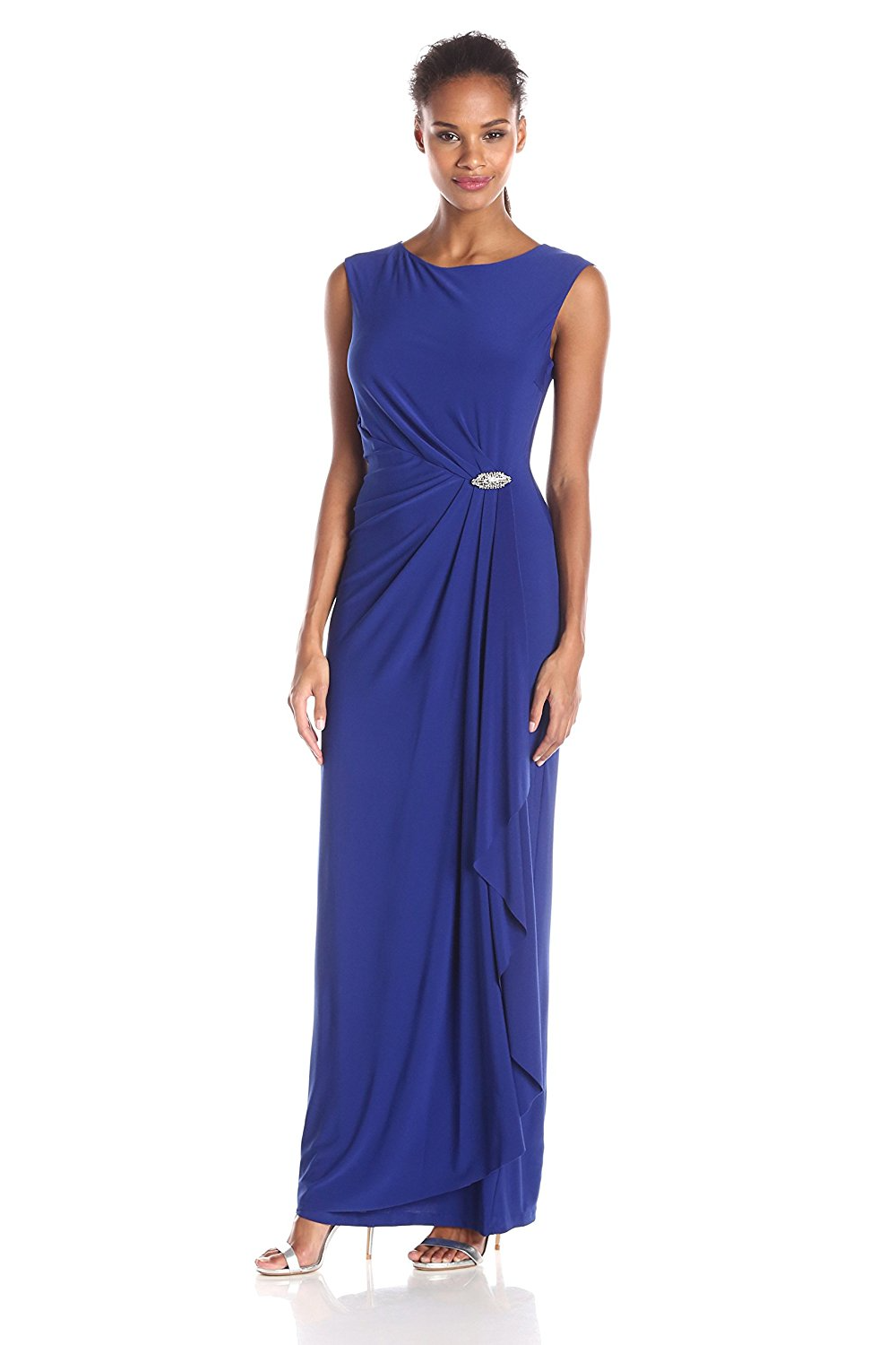 Vestido con prendedor en cintura