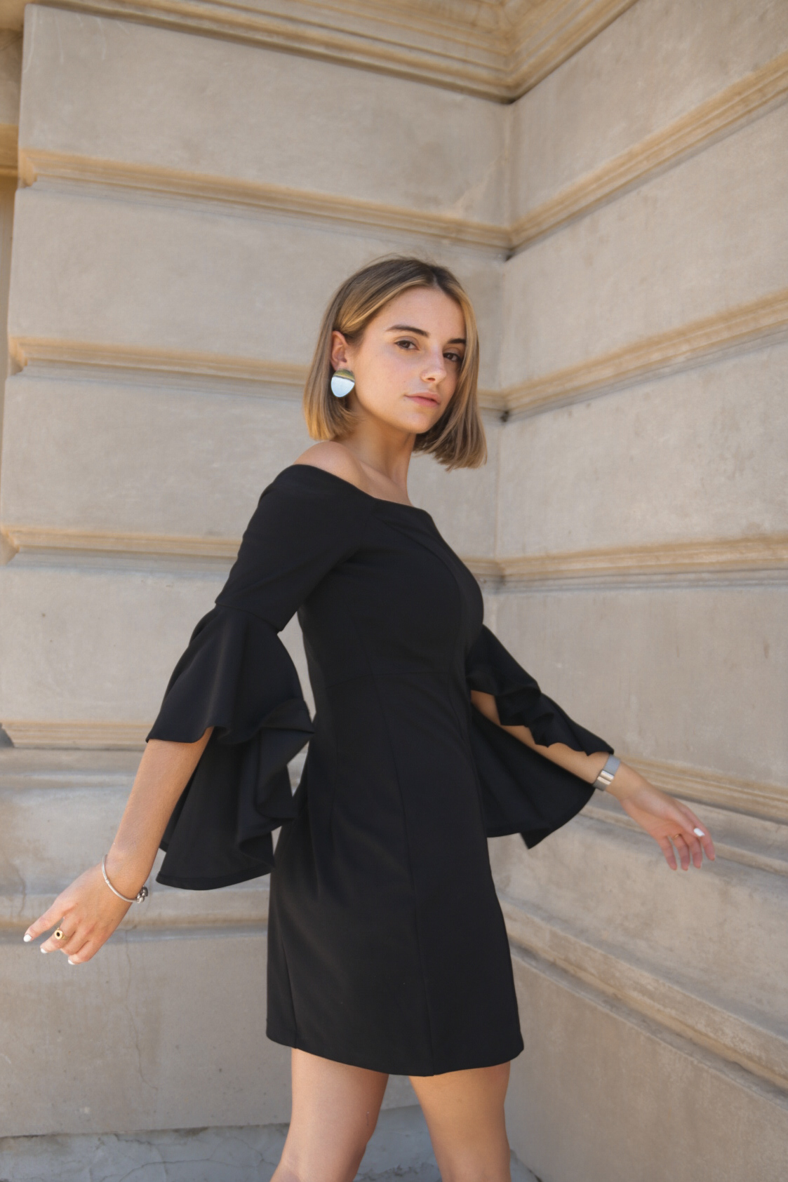 Vestido off the shoulder con mangas anchas