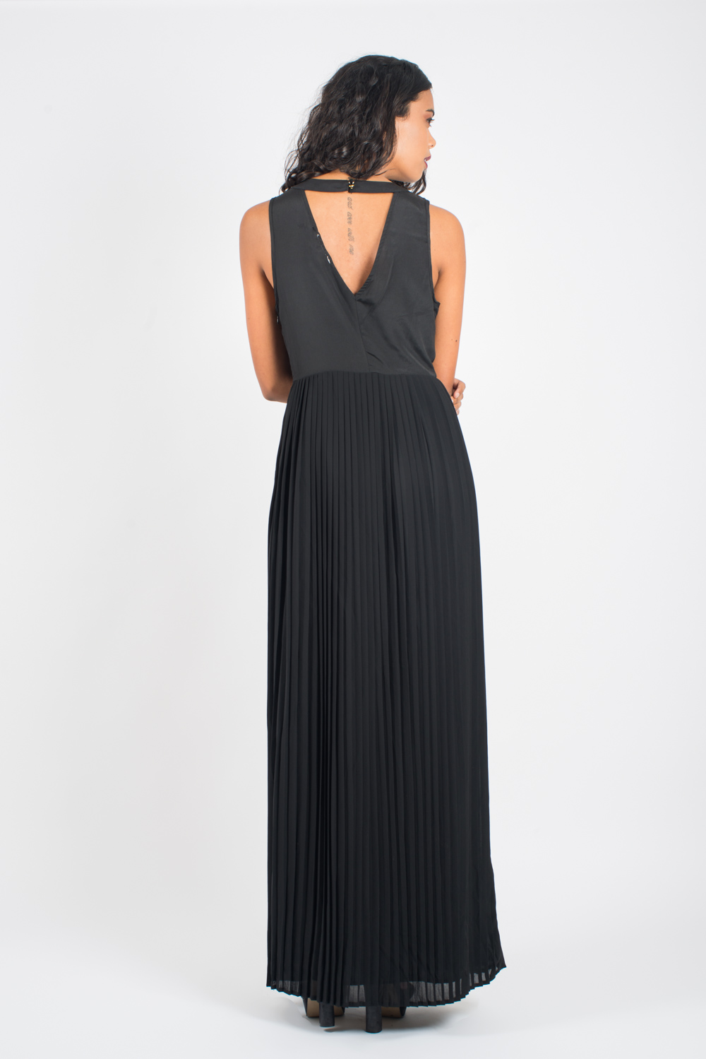 Vestido con encaje en escote y detalle en espalda