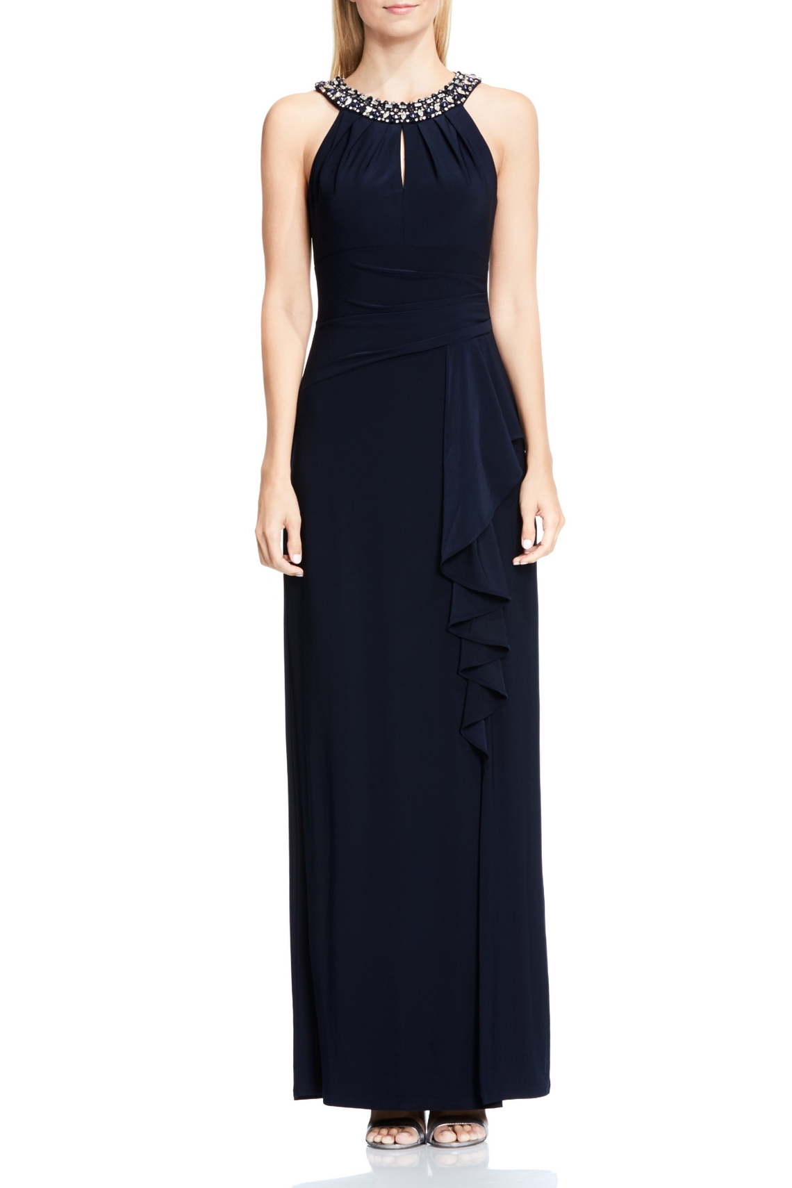 Vestido con drapeados y piedras en escote