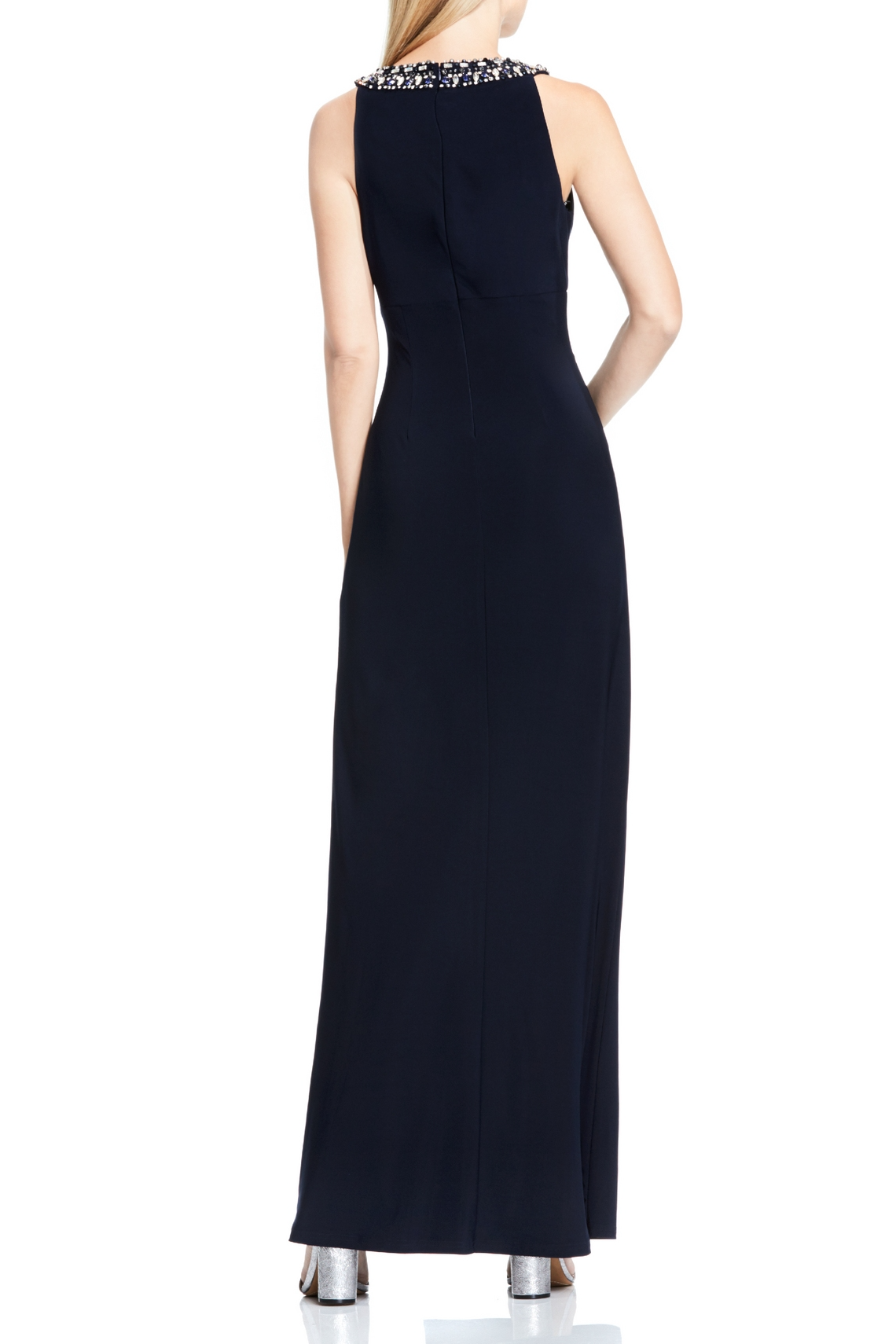 Vestido con drapeados y piedras en escote