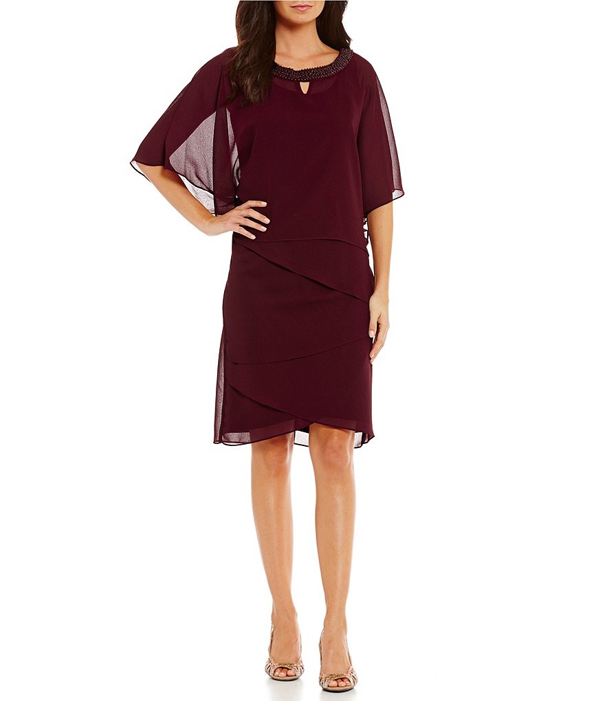Vestido en gasa con capa con bordado en escote