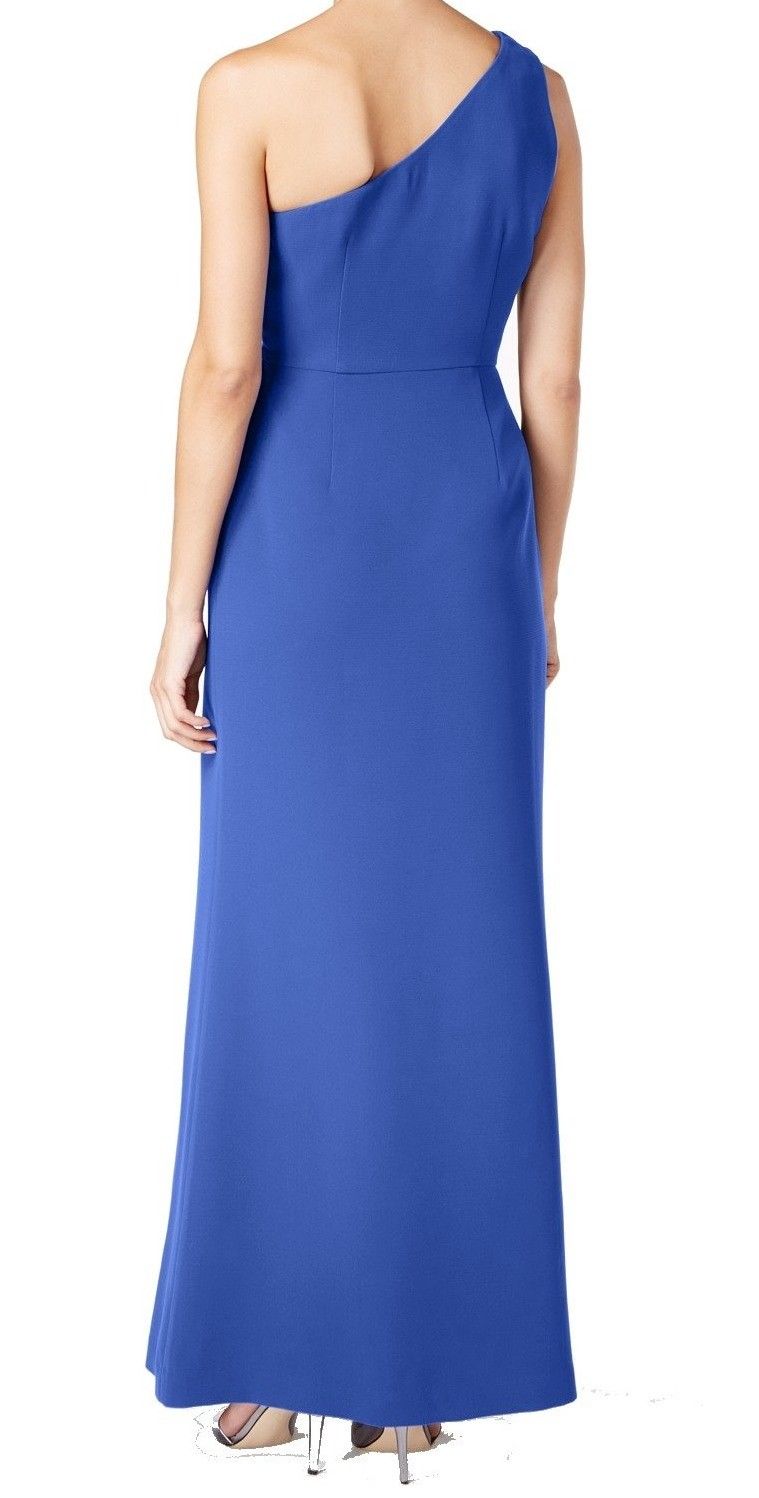 Vestido con un hombro y tajo