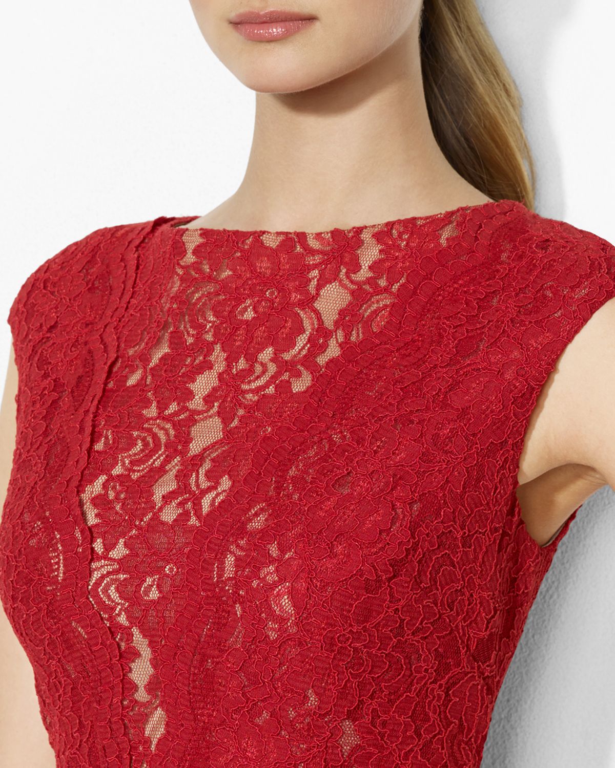 Vestido de encaje con detalle en escote