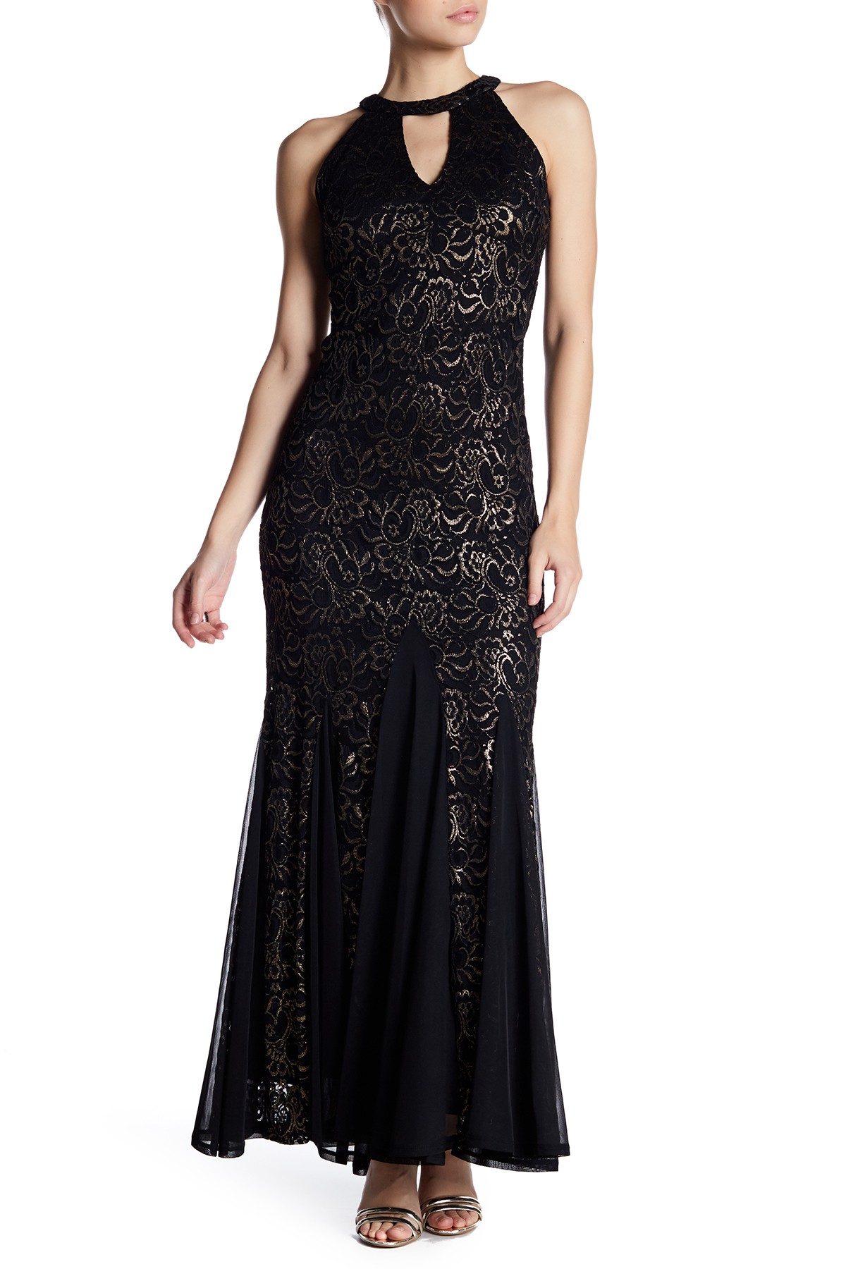 Vestido en encaje negro con godets en tul