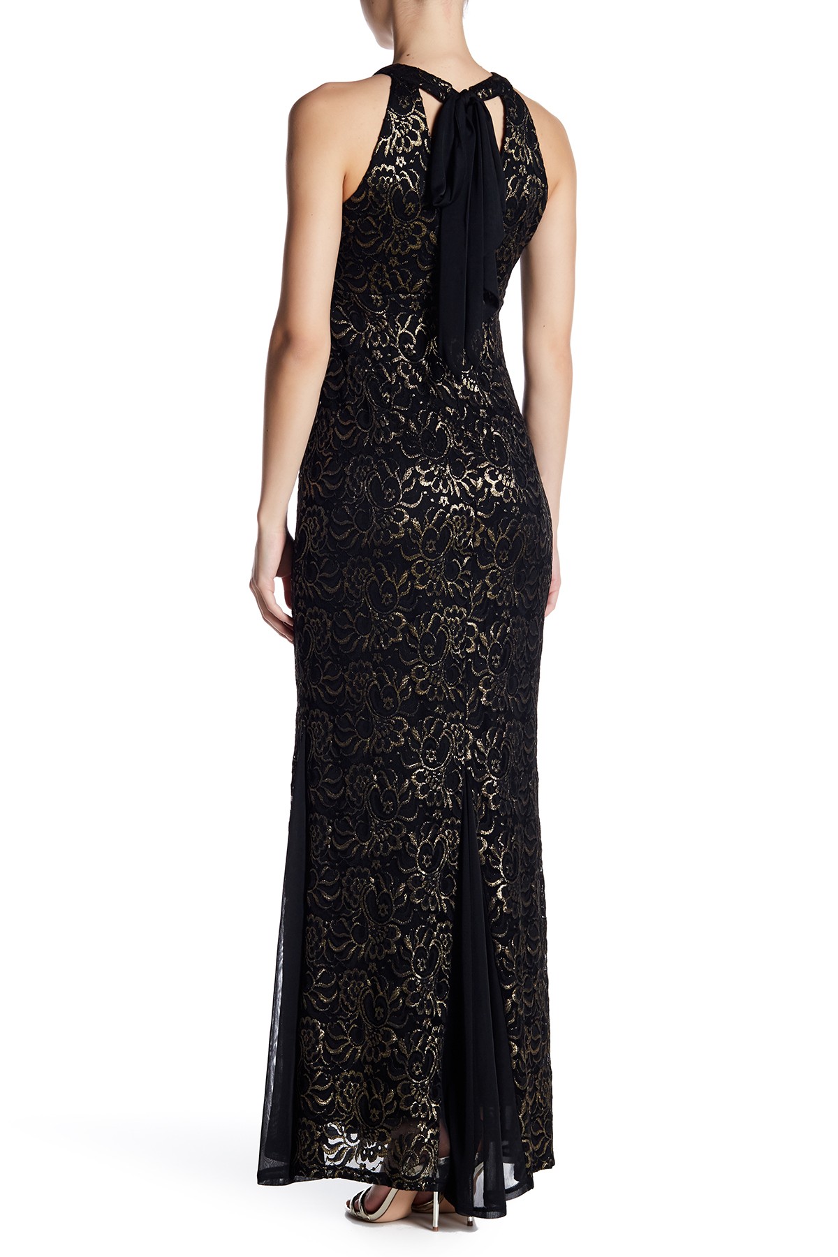 Vestido en encaje negro con godets en tul