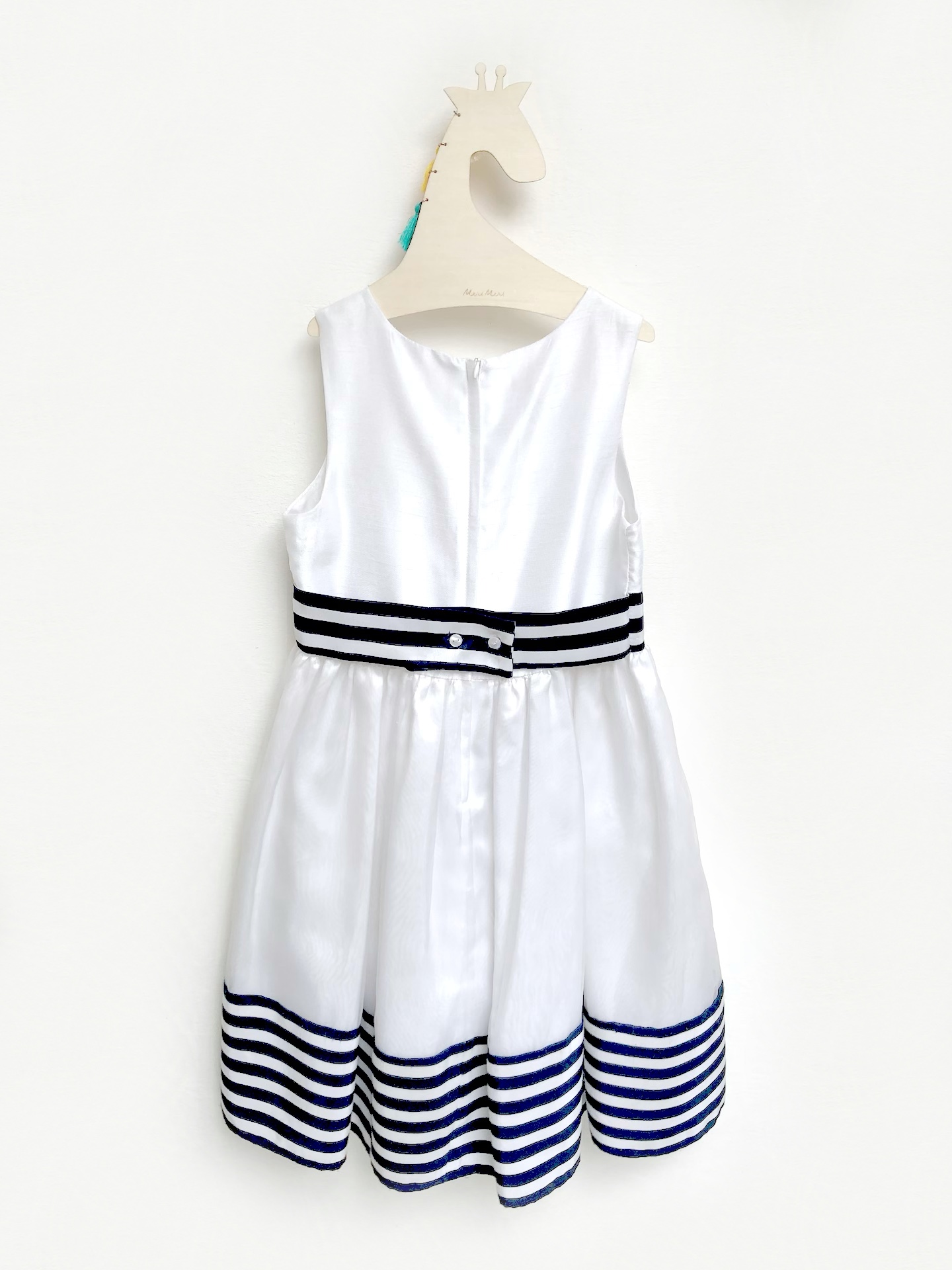 Vestido blanco con rayas azules