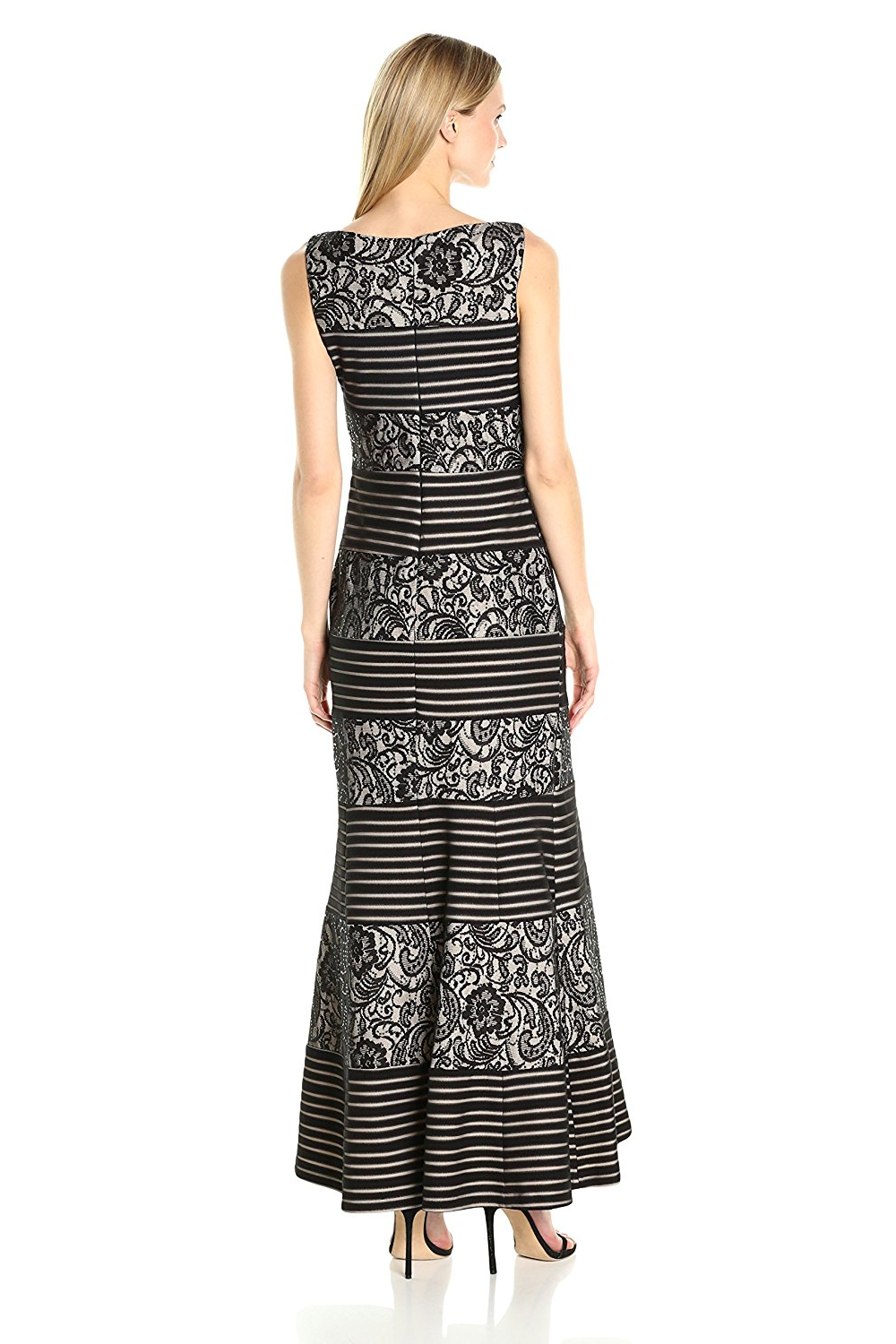 Vestido de encaje negro sobre forro beige
