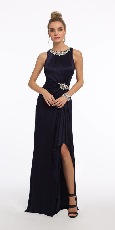 Vestido con pedrería en escote y cintura