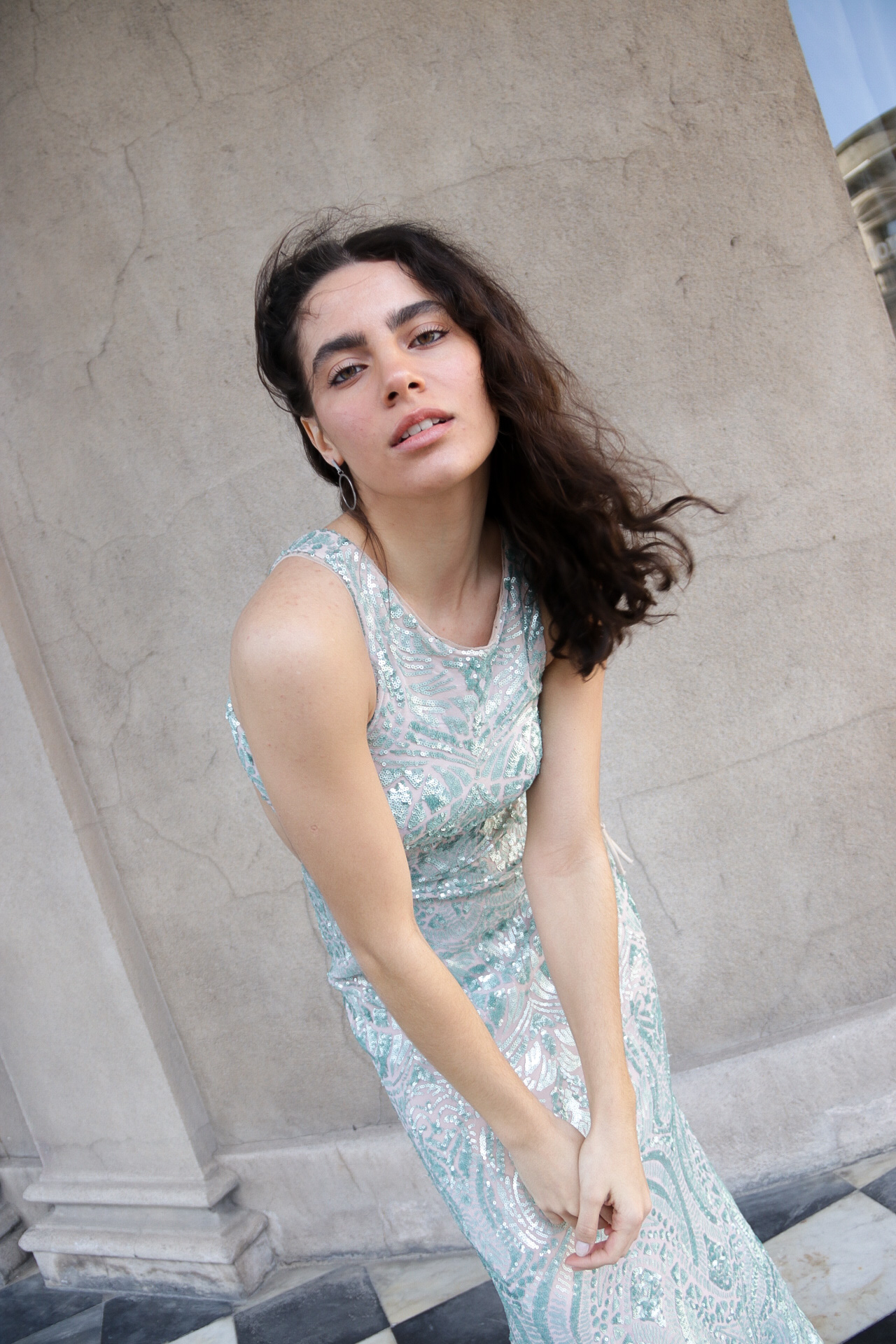 Vestido todo bordado con espalda escotada