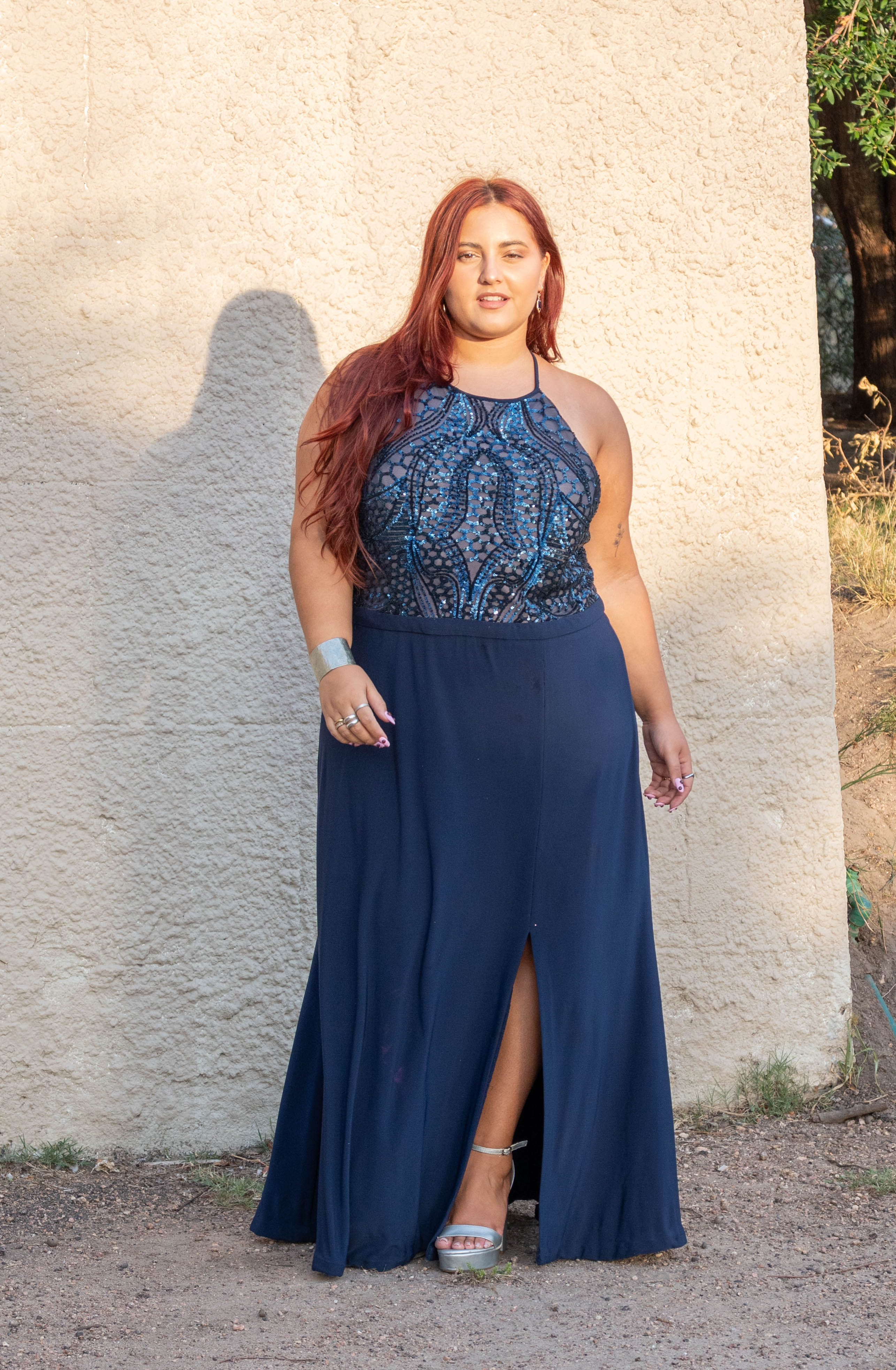 Vestido con top bordado y tajo