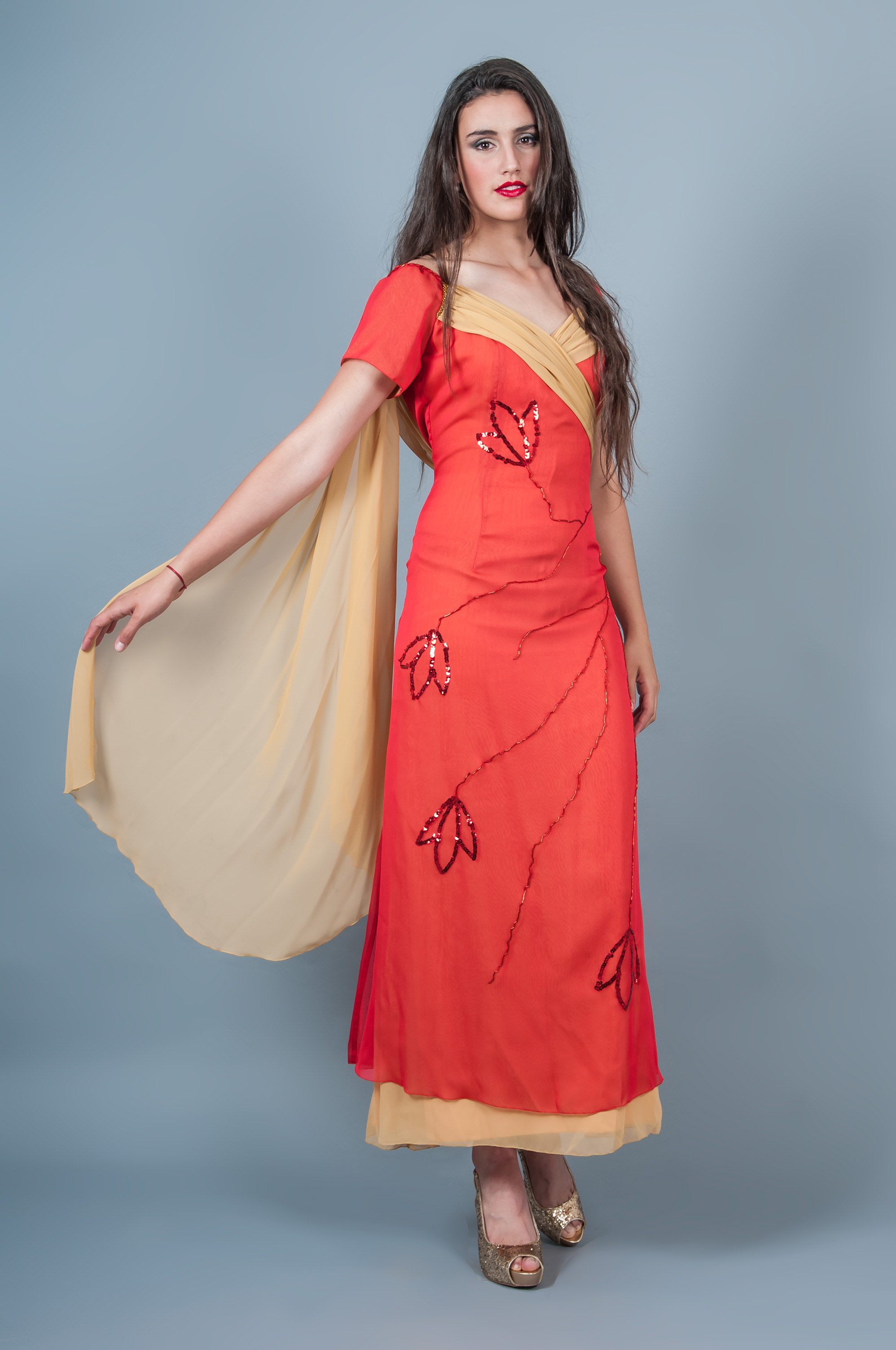 Vestido con bordados y drapeado