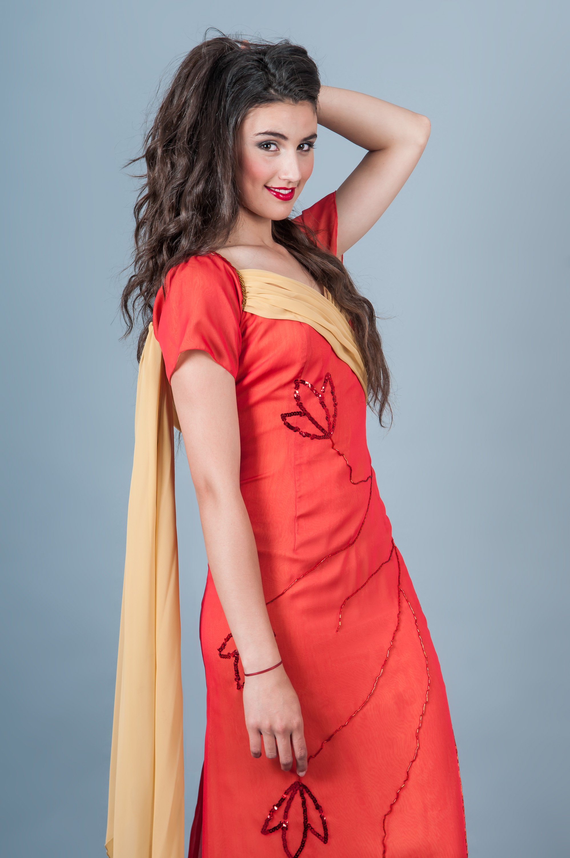 Vestido con bordados y drapeado