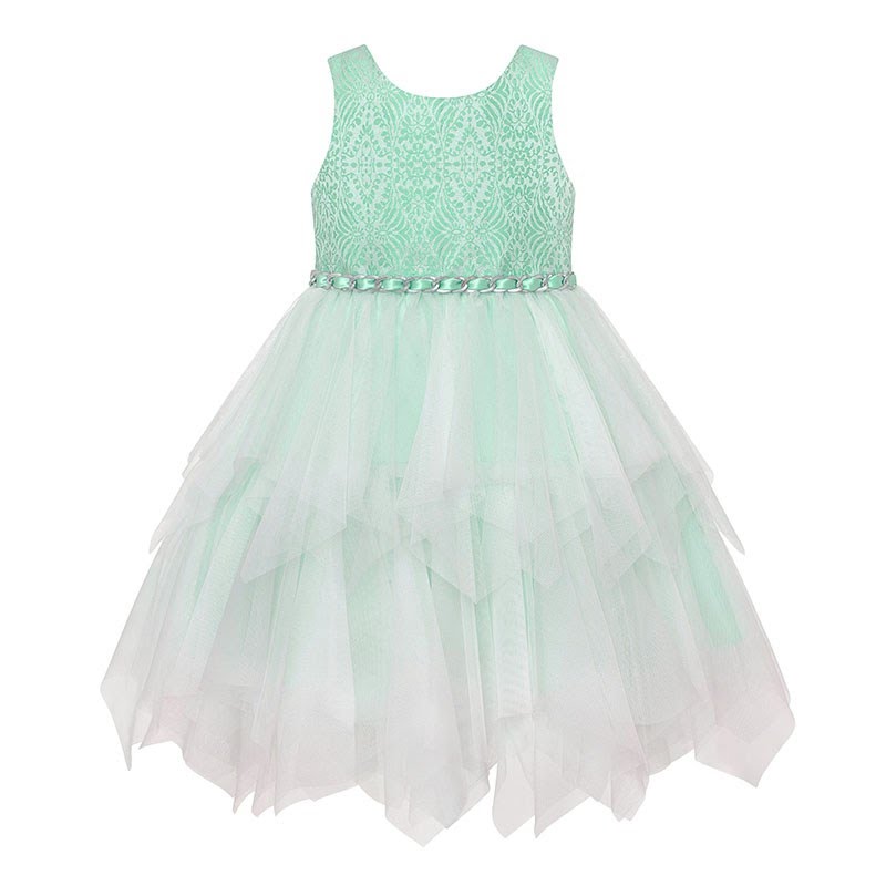 Vestido con cadena en cintura y falda en tul