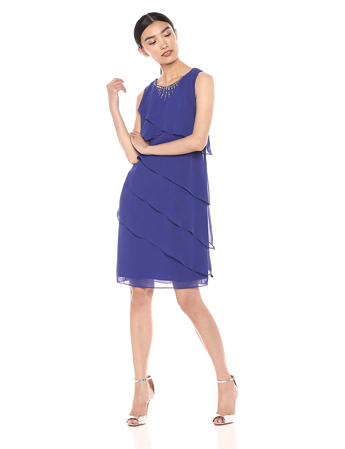 Vestido con volados y bordado en escote