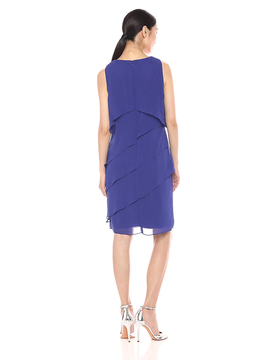 Vestido con volados y bordado en escote