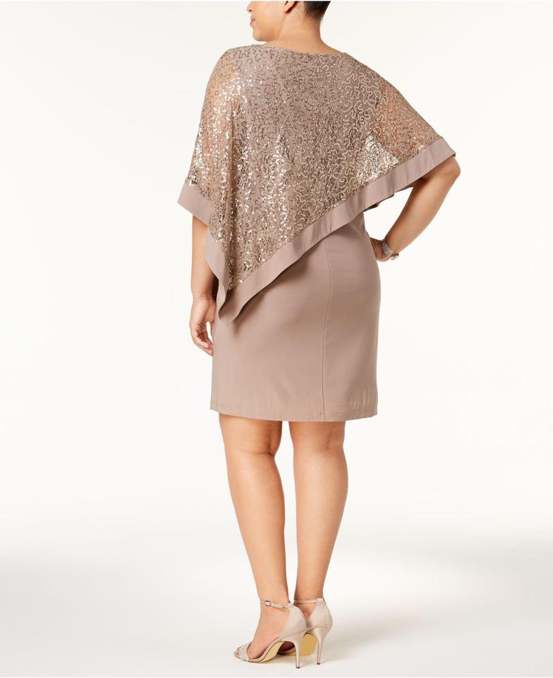 Vestido con capa de encaje
