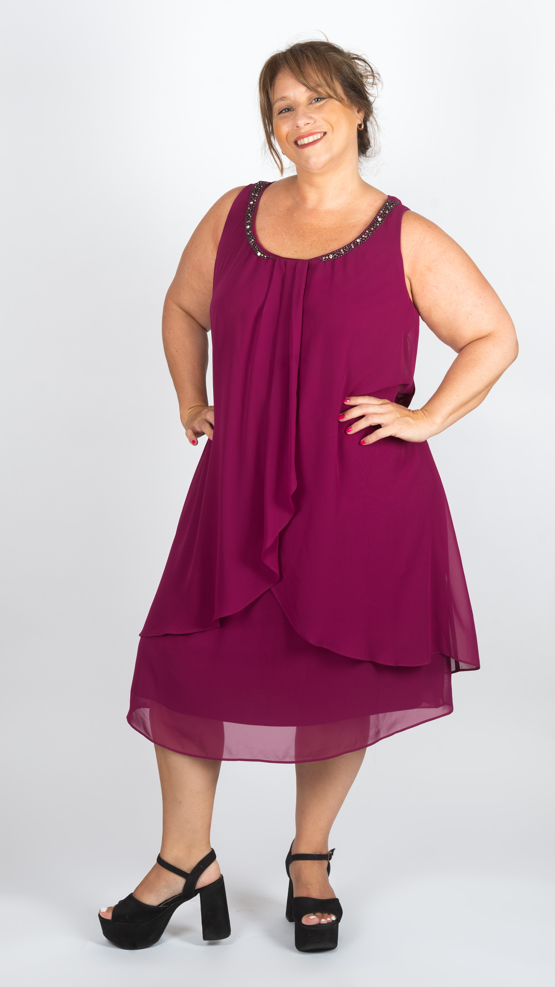 Vestido en gasa con bordado en escote