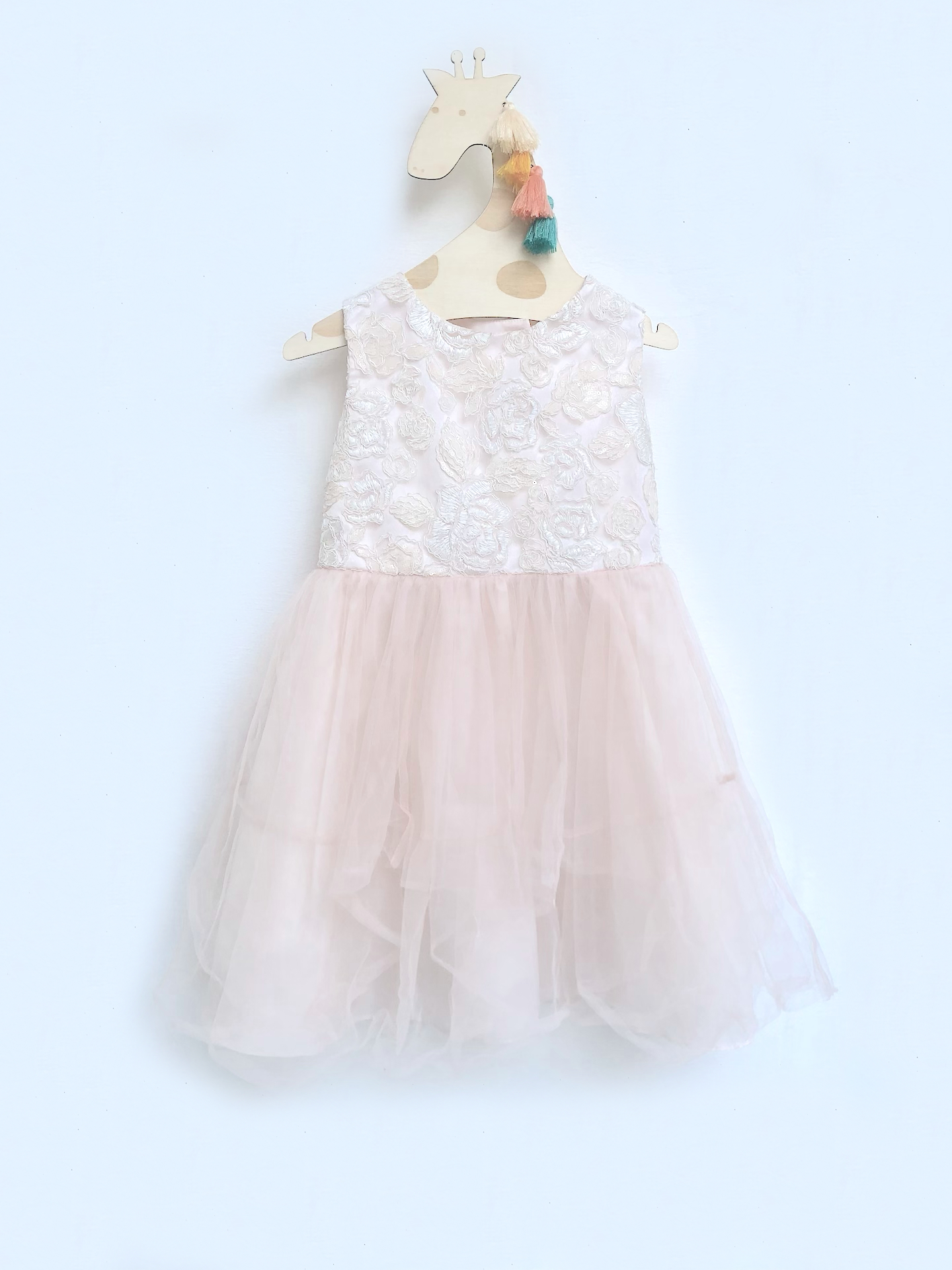 Vestido con falda en tul y detalle en espalda