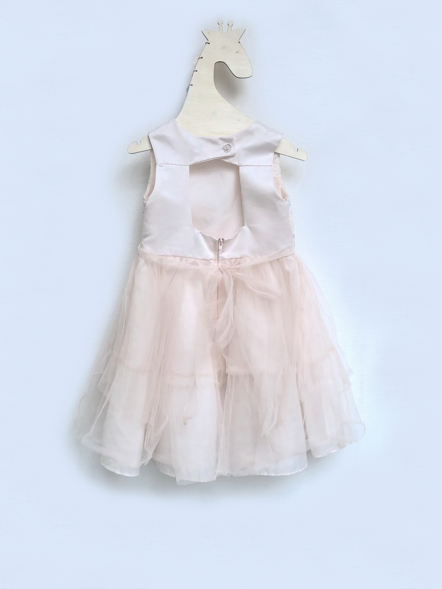 Vestido con falda en tul y detalle en espalda