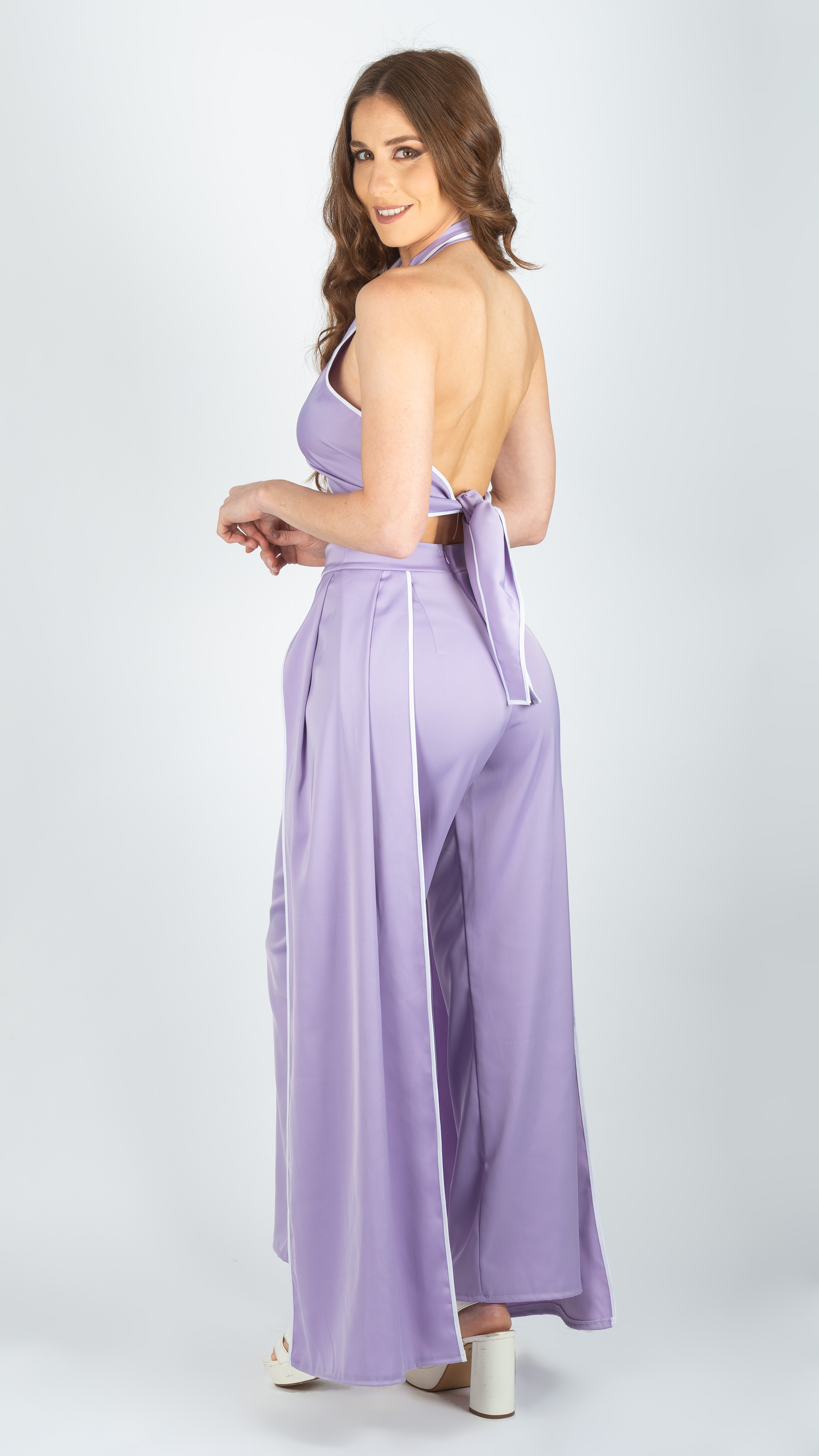 Top cruzado lila con ribetes en blanco