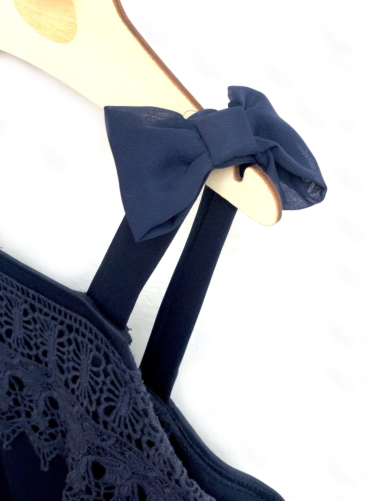 Vestido con moñas en breteles