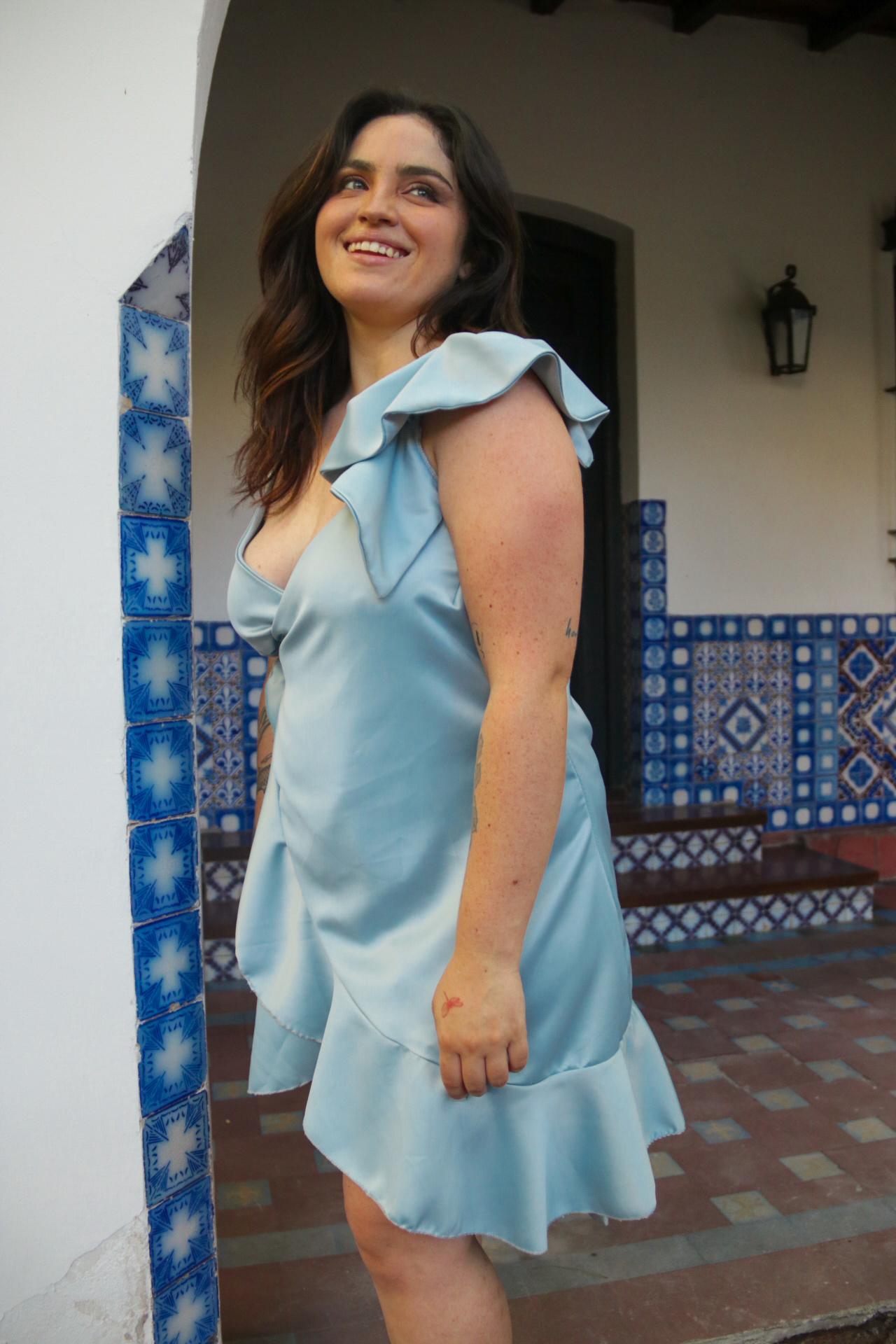 Vestido cruzado con detalle en hombro
