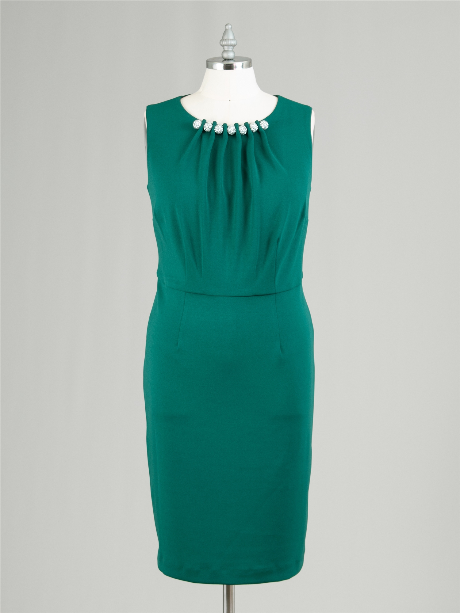 Vestido con detalle en escote