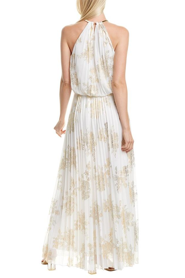 Vestido plisado con detalles en dorado