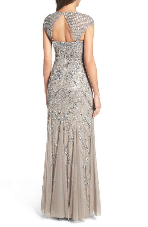 Vestido todo bordado con manguitas