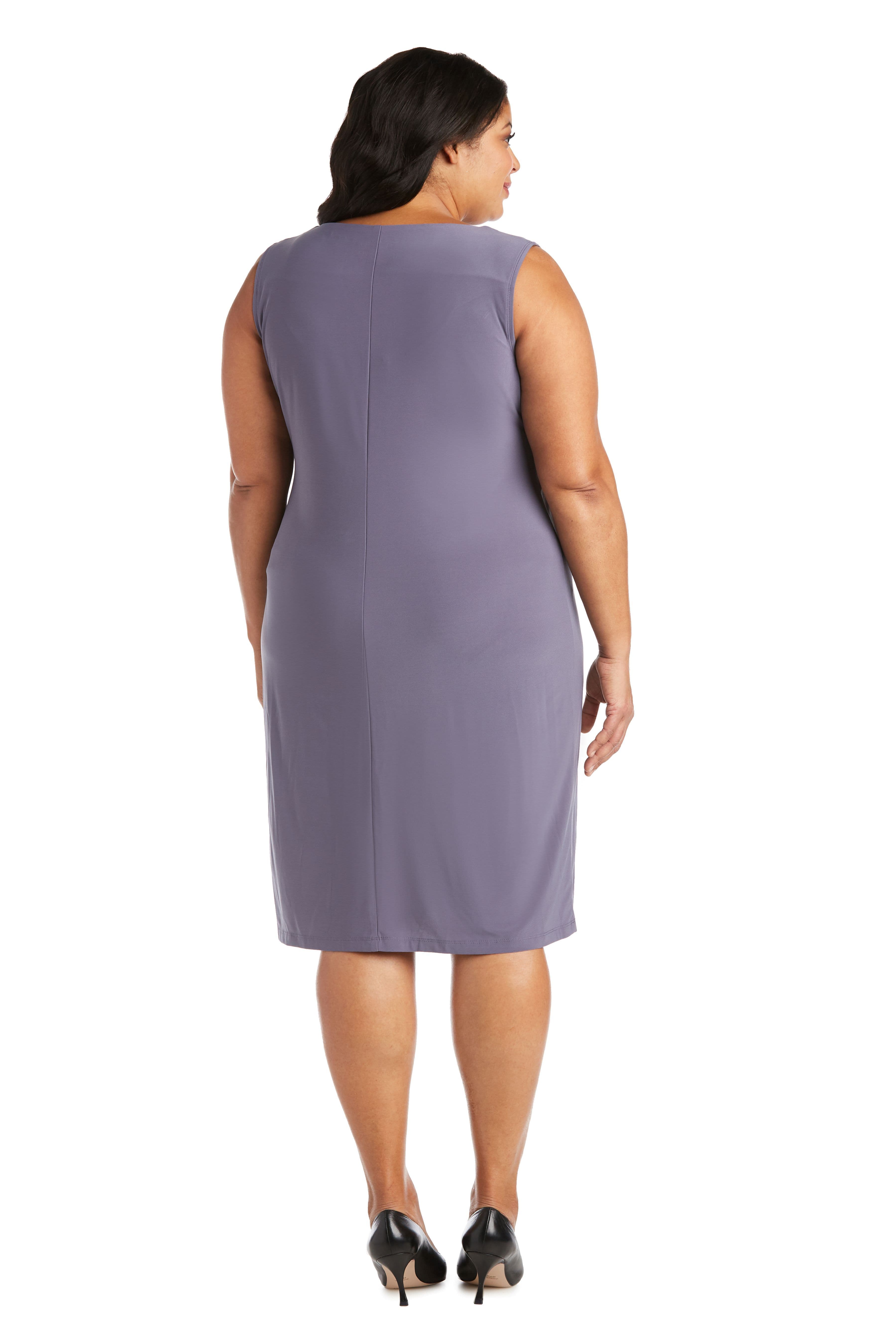 Vestido corto con detalle en escote