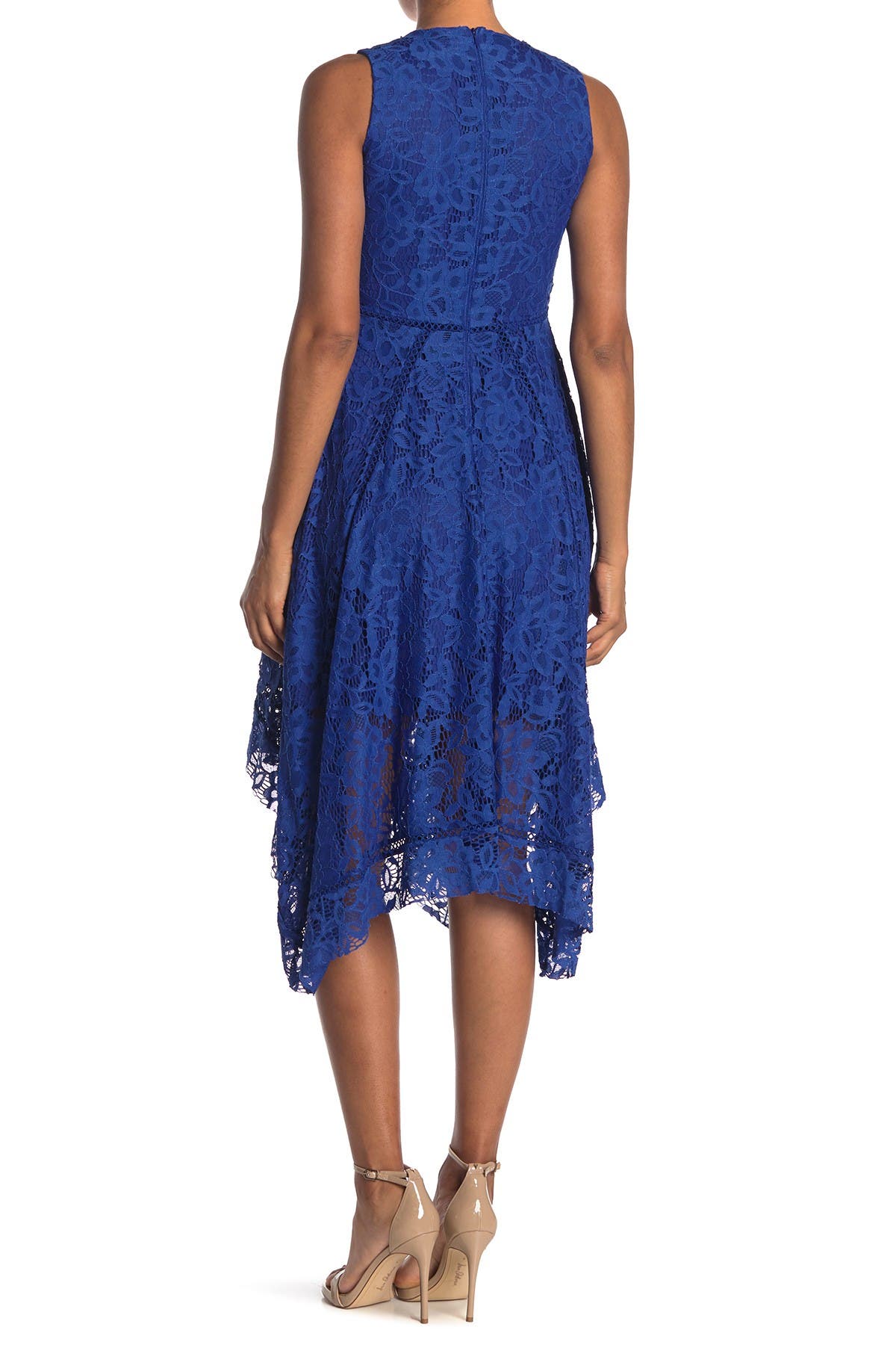 Vestido de encaje con falda asimétrica