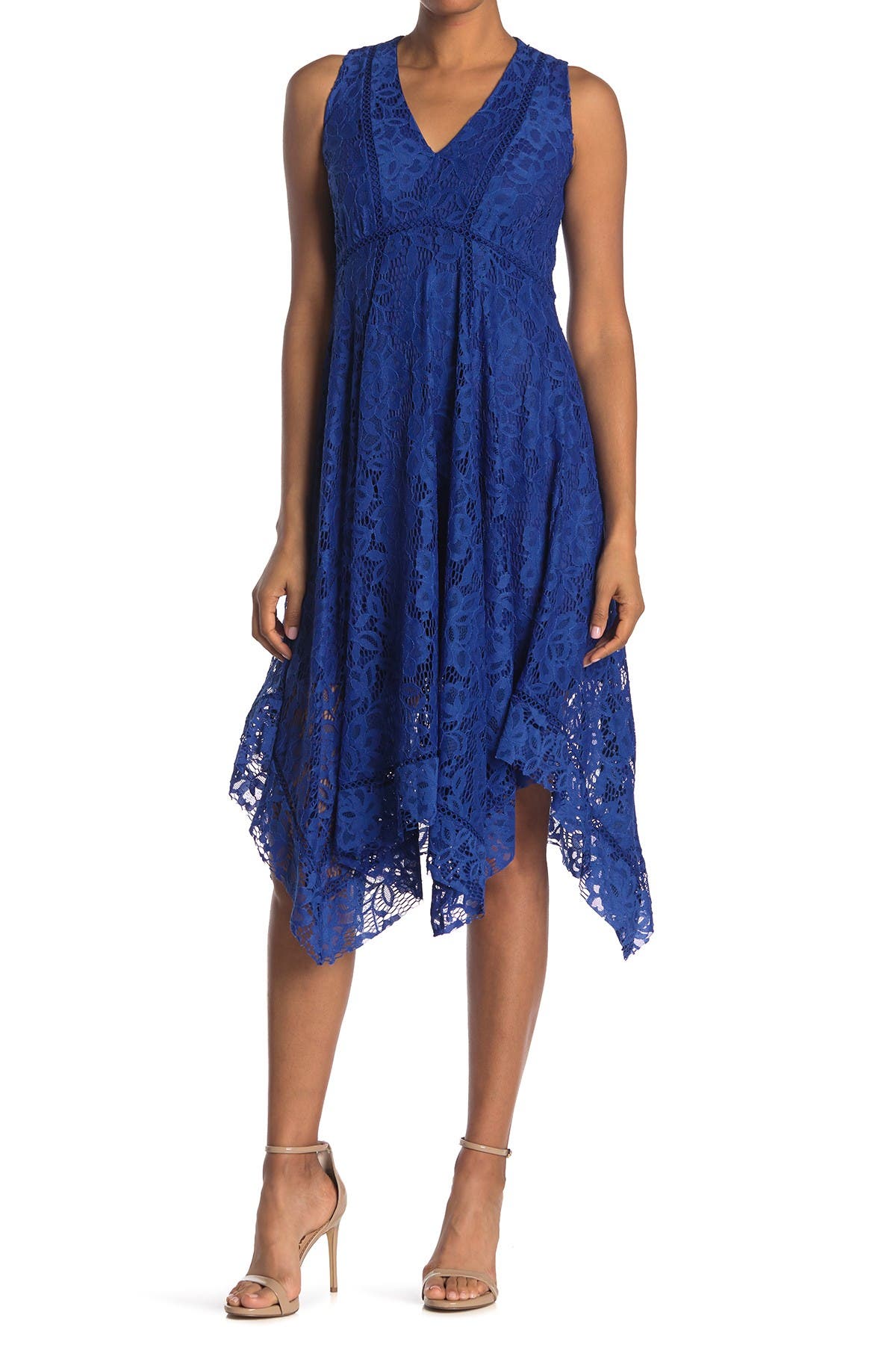Vestido de encaje con falda asimétrica