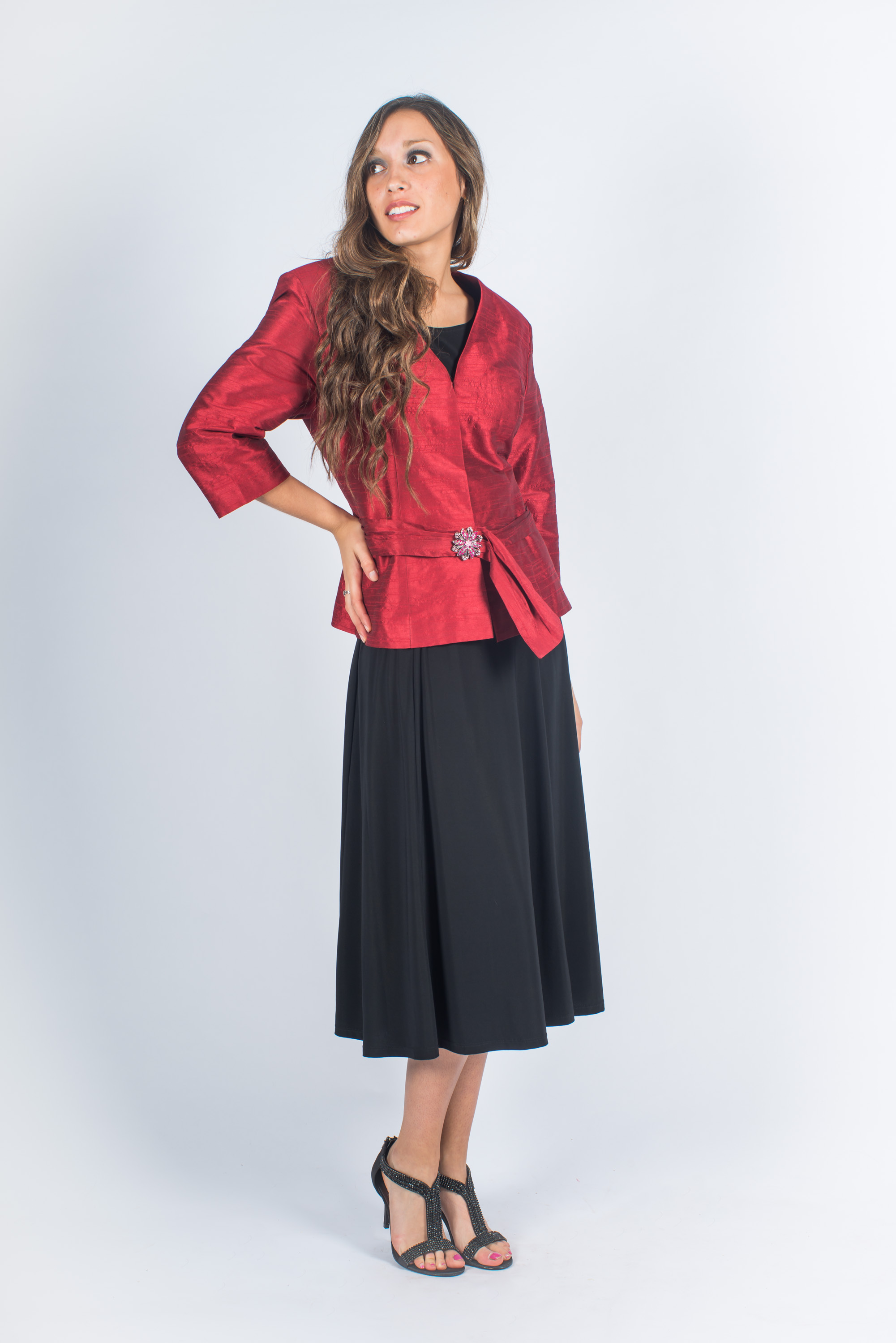 Chaqueta bordeaux con prendedor
