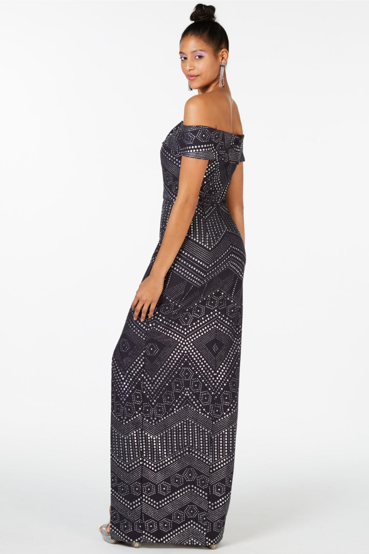 Vestido off the shoulder con estampado estilo tachas