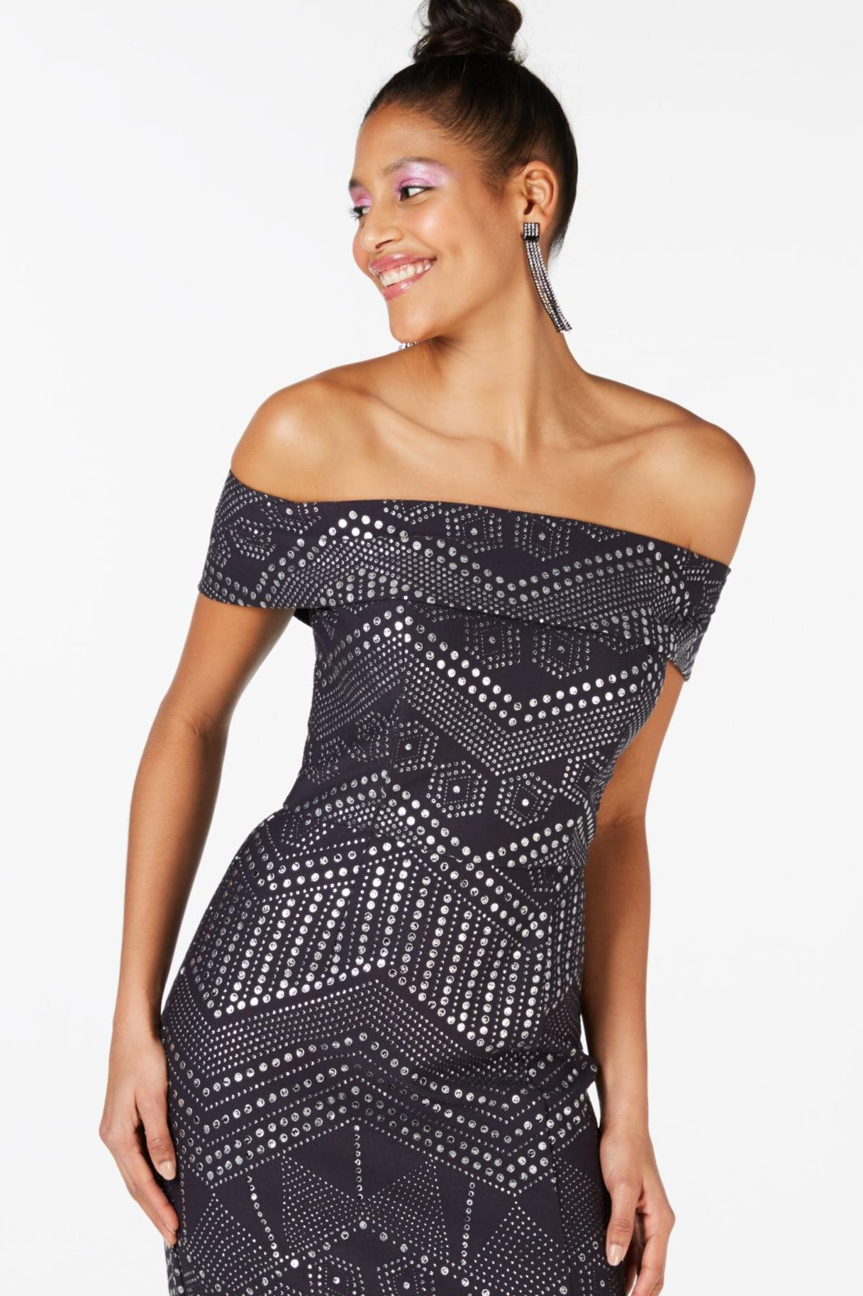 Vestido off the shoulder con estampado estilo tachas