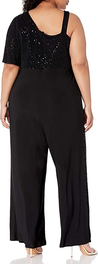 Mono negro con capa en costado