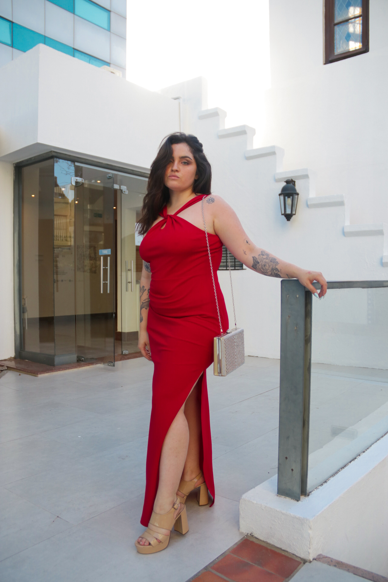 Vestido con nudo en cuello
