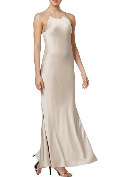 Vestido en satén dorado claro