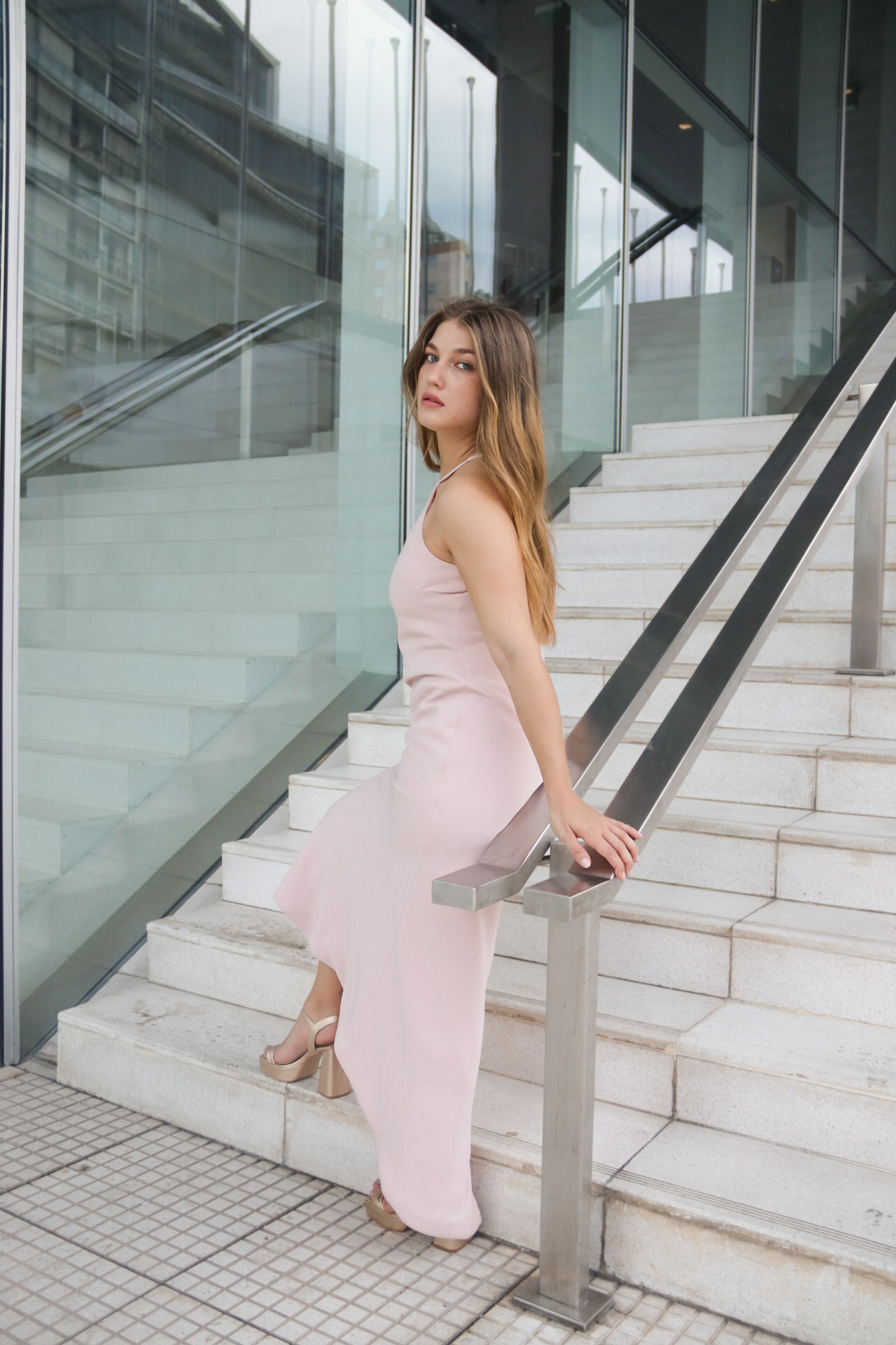 Vestido halter con cola