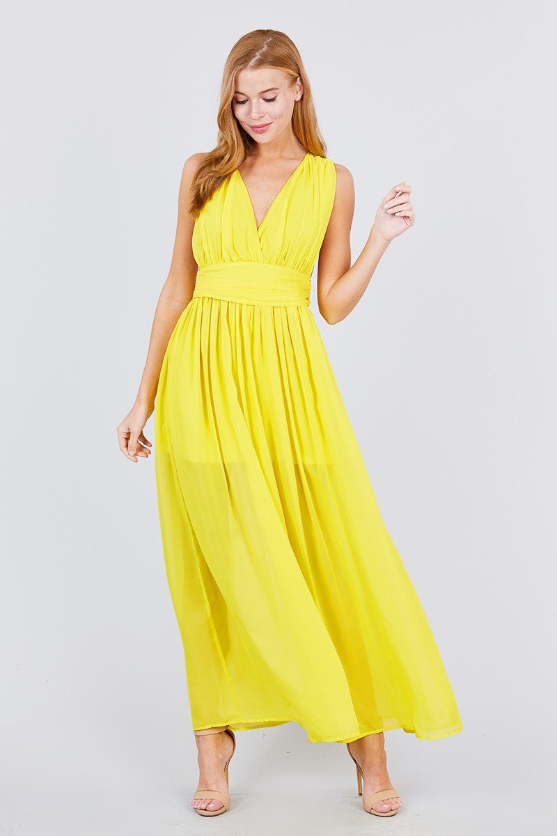 Vestido escotado con detalle en espalda