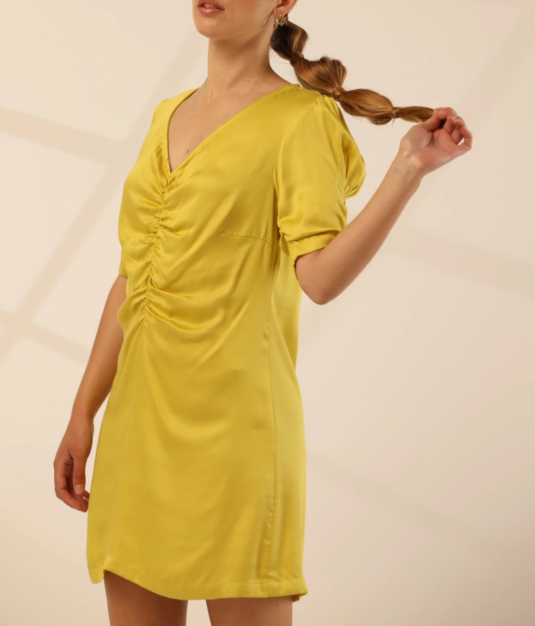 Vestido lima con manga fruncida
